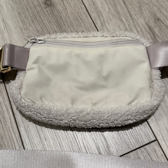 Lululemon Ivory Sherpa Belt Bag with Gold Accents - Picture 6 of 7